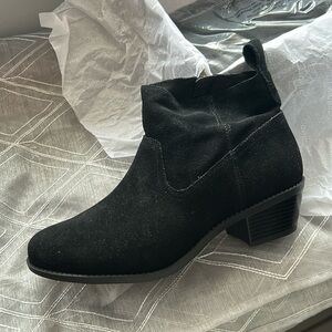 NEW Vionic Women's Vera Boots Size 8.5 With Box